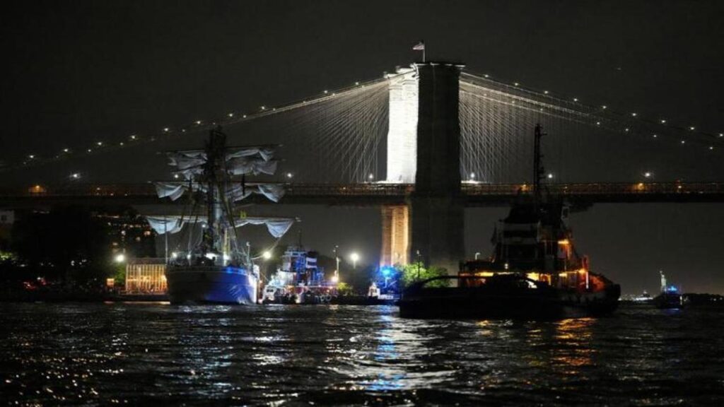 Brooklyn Bridge Shocker: Mexican Navy Ship Crashes in Broad Daylight 1 Brooklyn Bridge Shocker: Mexican Navy Ship Crashes in Broad Daylight