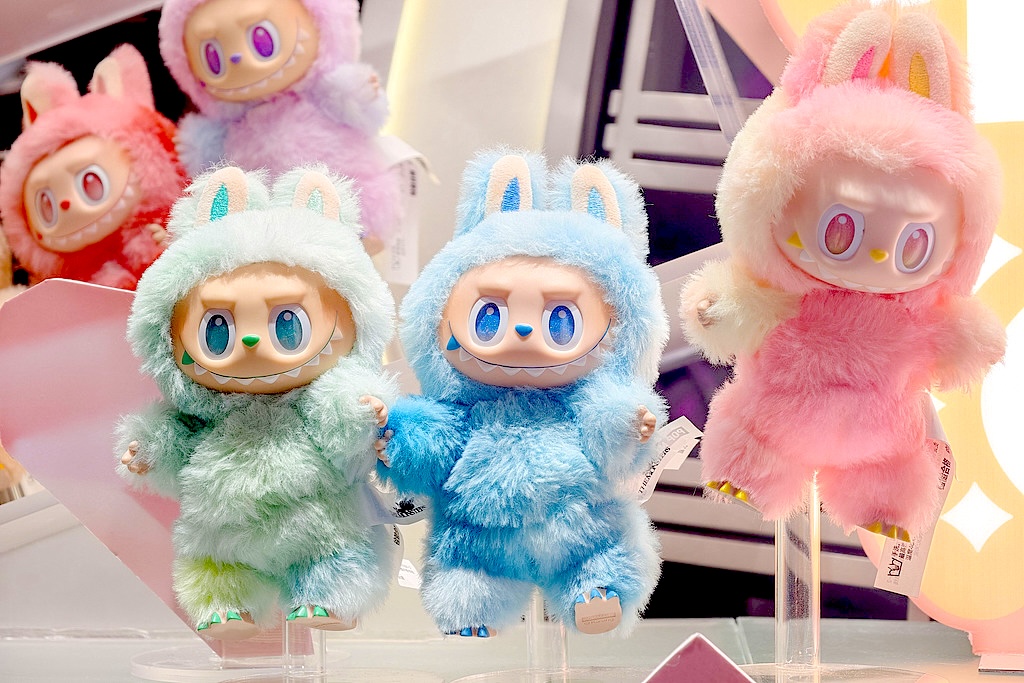 Labubu Explained: Why This Mischievous Forest Elf Is the Hottest Trend Right Now 2 The Celebrity Effect: From Lisa to Rihanna