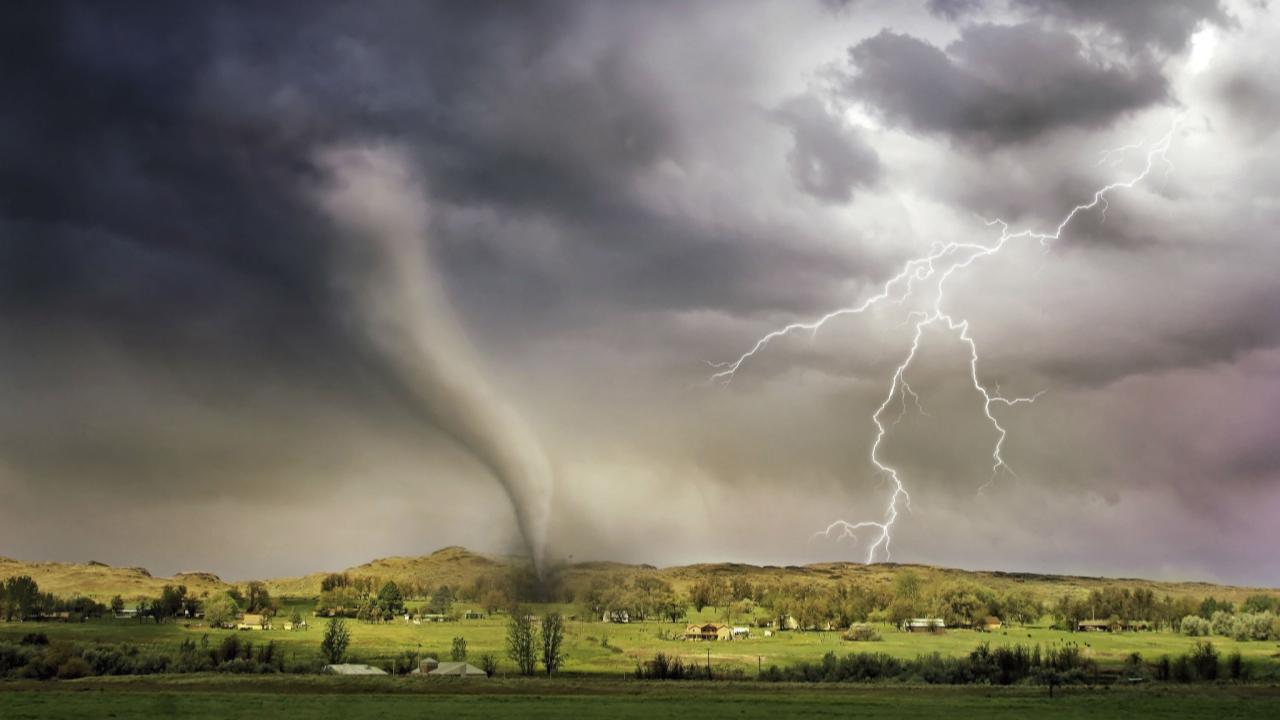 Terrifying Tornado Outbreak Hits Lubbock—Powerless Homes, Twisted Metal, and Rising Panic